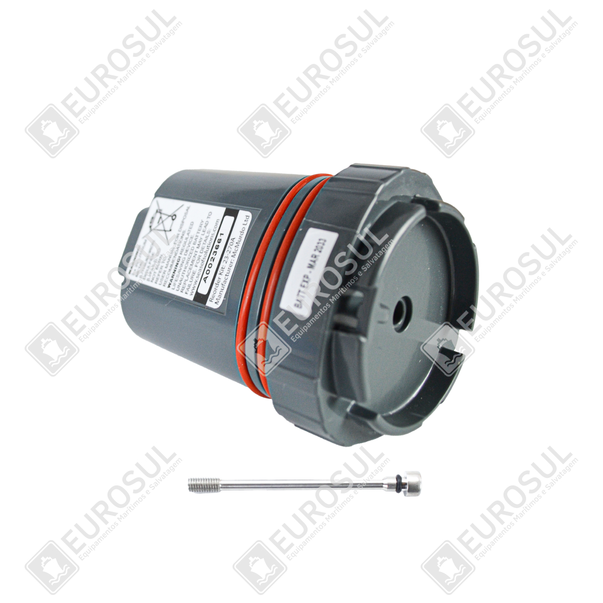 Bateria de lítio EPIRB E8/G8 AIS vista lateral, tampa preta e anéis vermelhos, com ferramenta ao lado.