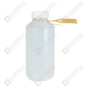 Garrafa Plástica 1L MARPOL em pé, com lacre verde de segurança e caixa marrom ao fundo.