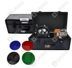 Estojo aberto com lanterna Aldis FSP127, bateria, carregador e filtros coloridos (azul, vermelho, preto, verde).