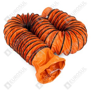 Duto de ventilação laranja espiralado deitado, com extremidade aberta visível, ângulo superior.