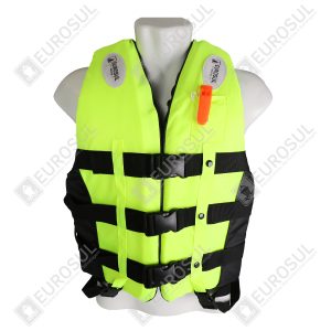 Colete salva-vidas modelo EAF da marca Eurosul exibido em um manequim branco sem cabeça. O colete é confeccionado em material sintético de alta visibilidade na cor verde-limão fluorescente, com detalhes em preto nas laterais e nas três faixas horizontais ajustáveis com fechos de engate rápido. Na parte frontal superior direita, há um apito de segurança laranja preso por um cordão. O logotipo da marca Eurosul aparece nas etiquetas localizadas sobre os ombros. O colete possui modelagem anatômica e reforço de costuras, indicado para uso náutico recreativo em rios, lagos e áreas costeiras.