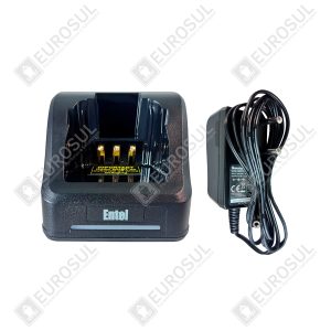 Carregador de bateria Entel CSAHT em vista frontal com adaptador e cabo enrolado, sobre fundo branco.